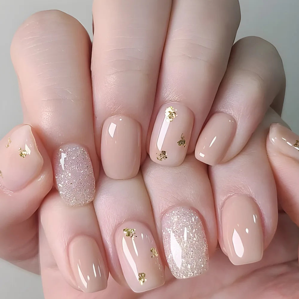 LAQTA short square fake nails with a stylish design, perfect for a trendy and elegant manicure.