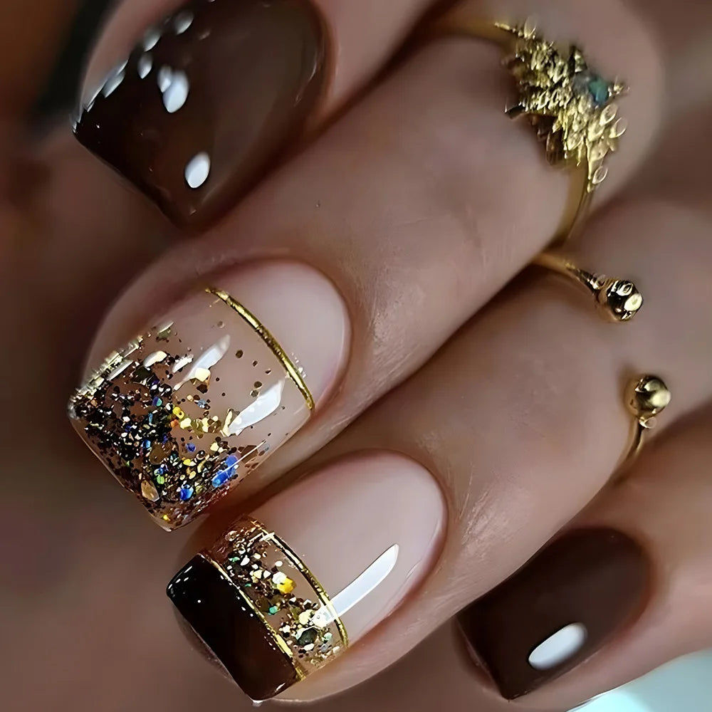 Short square fake nails by LAQTA featuring a stylish design, perfect for a sleek and fashionable nail look.